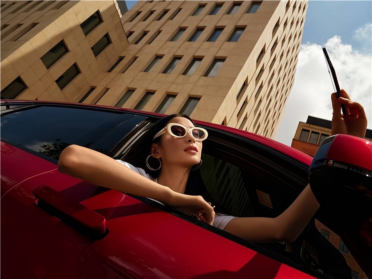 问界新M5 Ultra跃影红开售 享至高3.7万购车权益