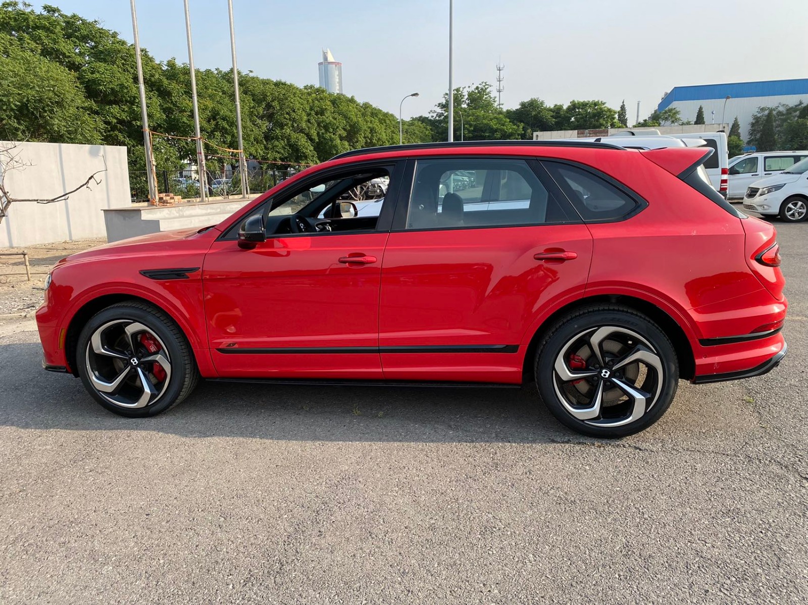 宾利添越报价203万起 售全国