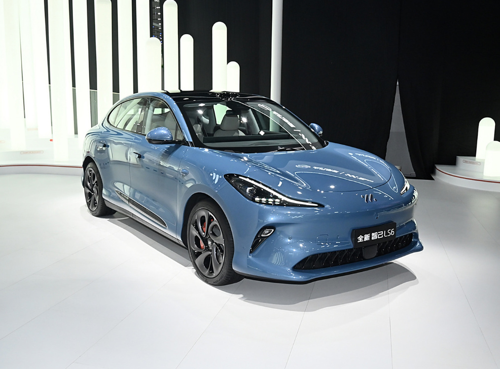 漂移翻车、拉踩同行！年度目标无望的智己急了