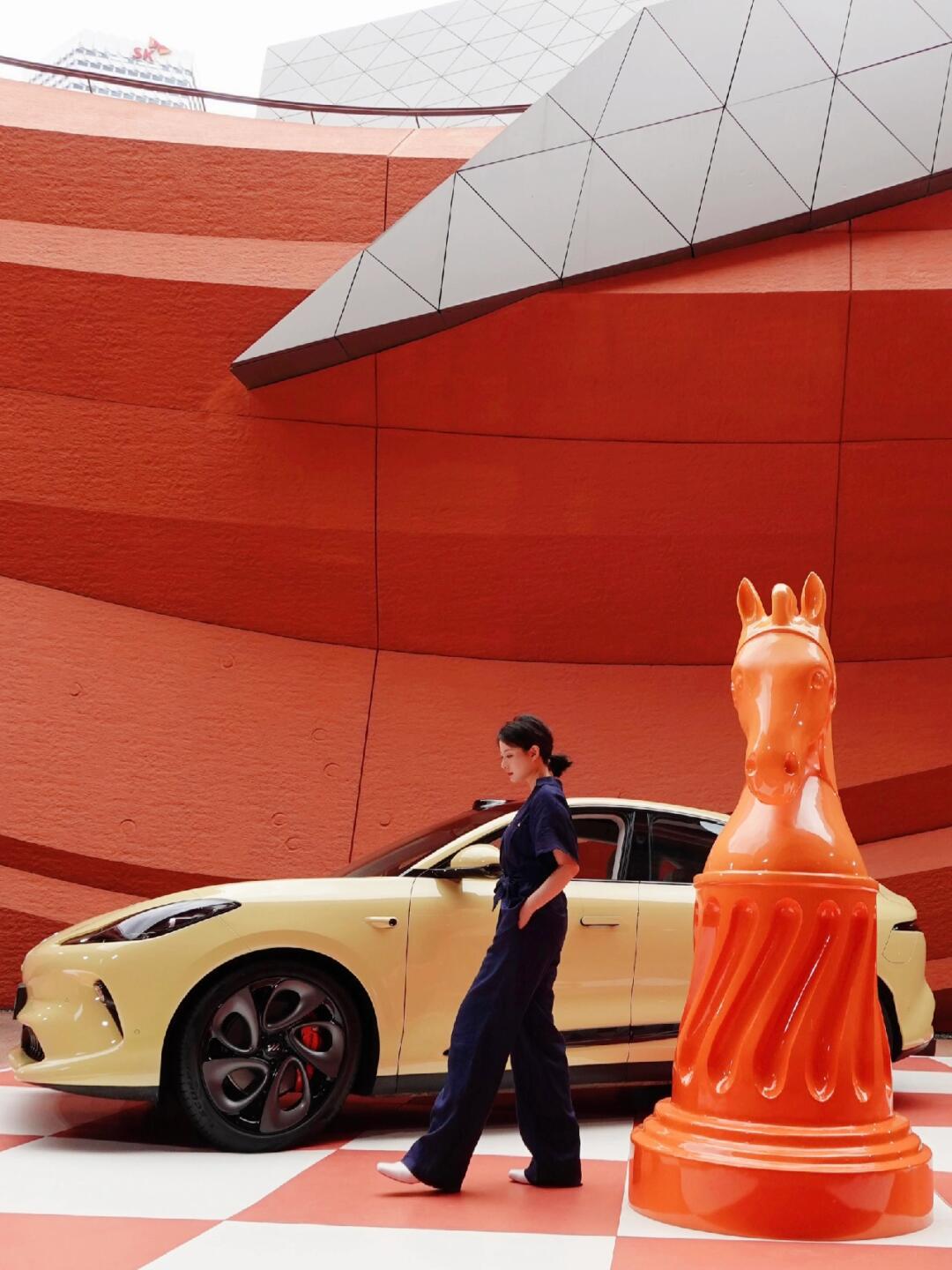 漂移翻车、拉踩同行！年度目标无望的智己急了
