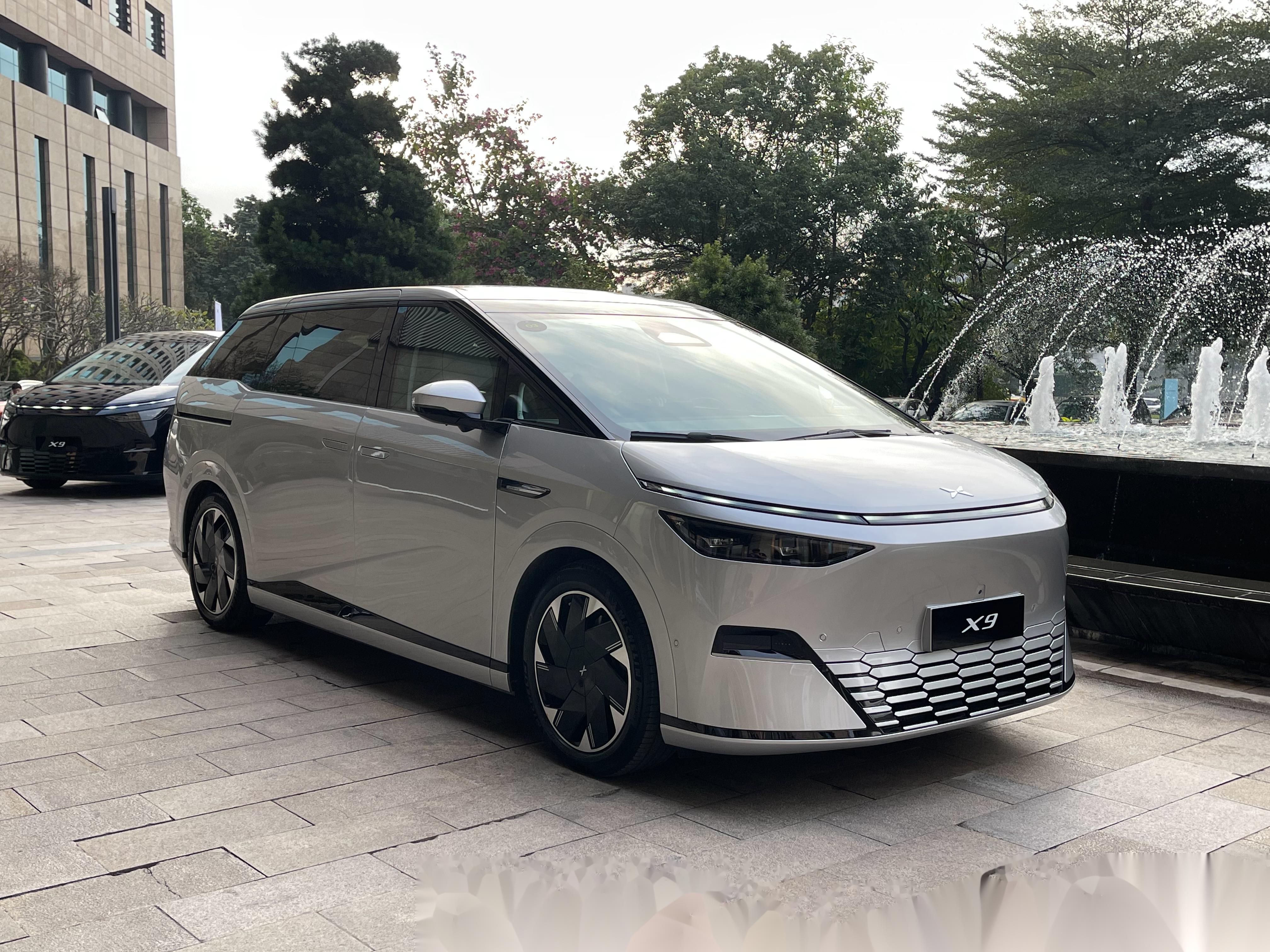 2025款小鹏X9正式上市，起售价35.98万元