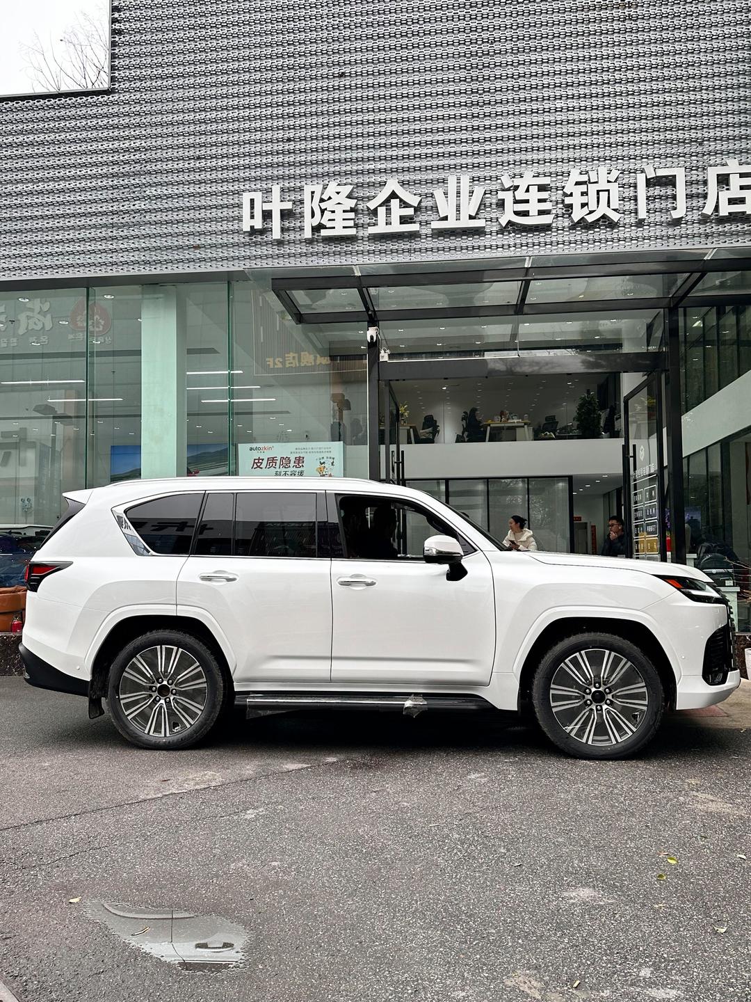 成都雷克萨斯LX墨版价格最高优惠40万 欢迎到店试驾