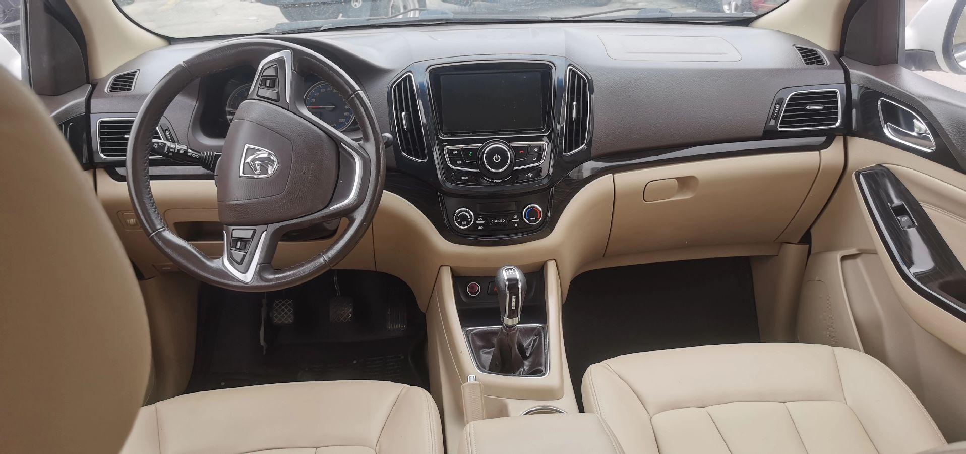 五菱星光730内饰官图发布 采用7座大空间布局