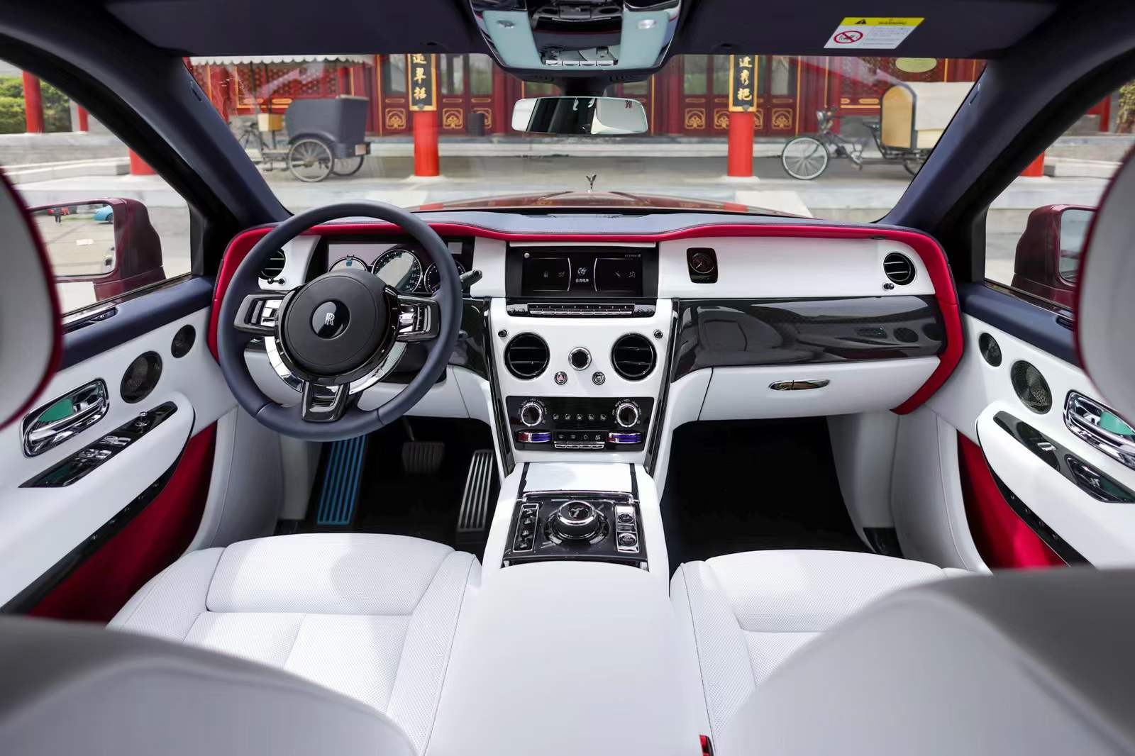 2024库里南售价590万起 欢迎试乘试驾