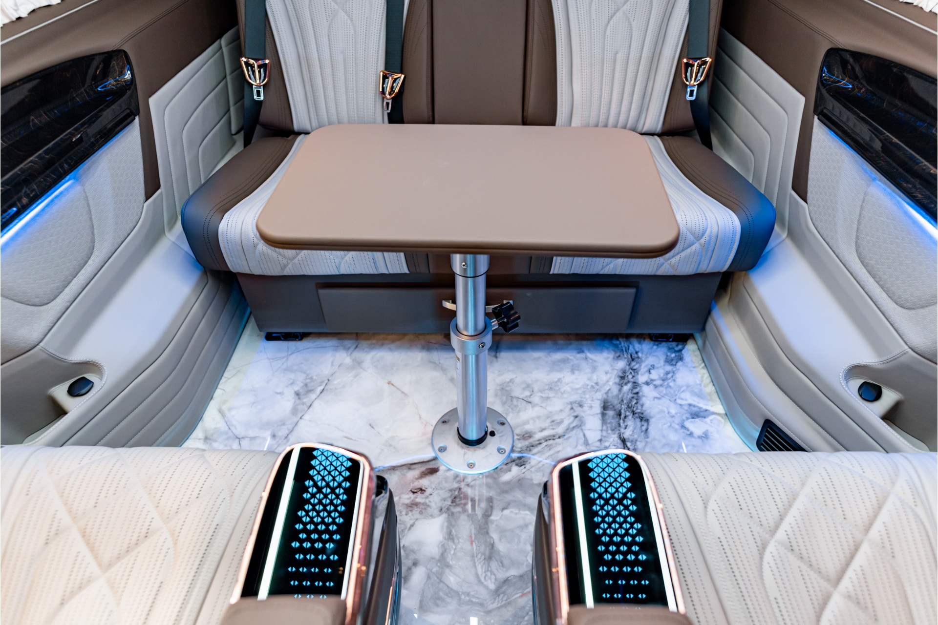 突破奔驰商务改装常见设计,这一款影院级头等舱风格你喜欢看吗?