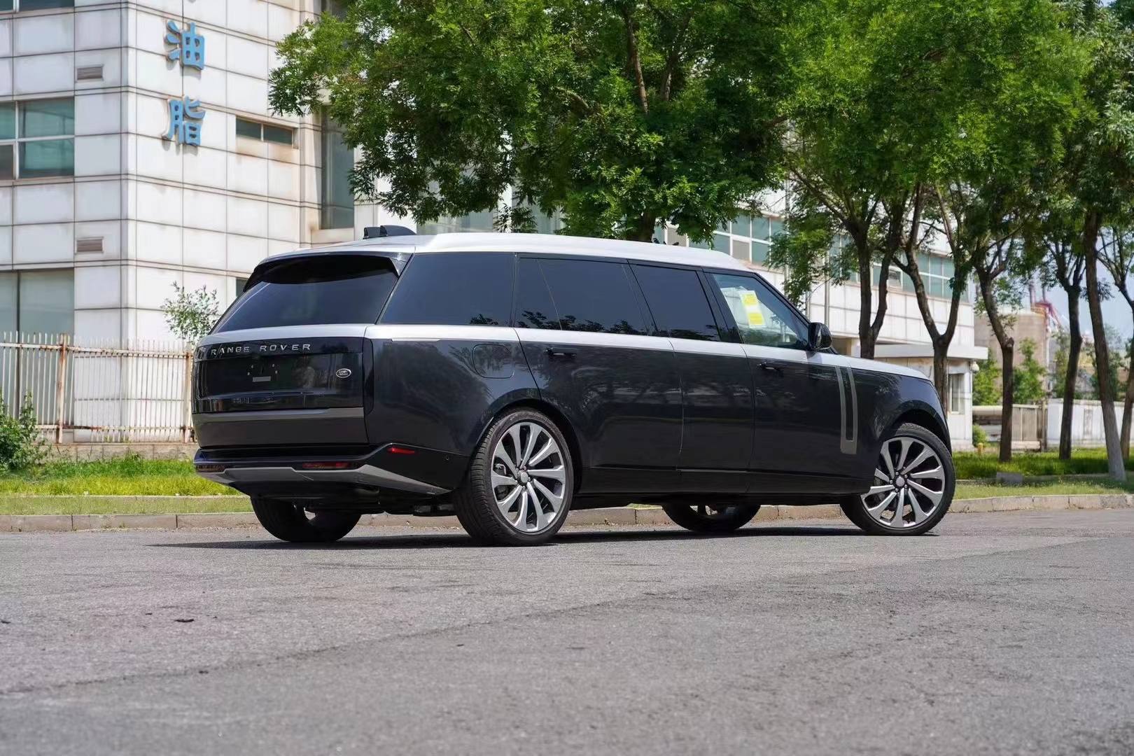 平行进口路虎皇家一号欢迎莅临赏鉴 目前优惠高达40万