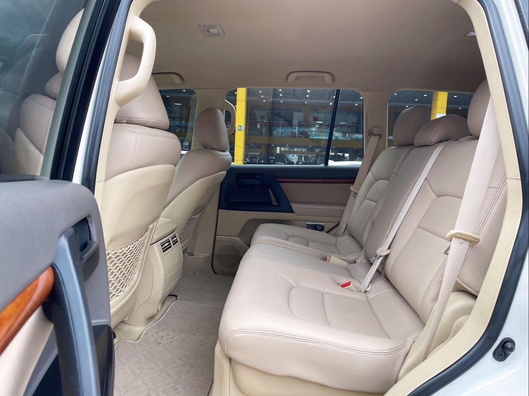 成都兰德酷路泽中东版团购价格69万起 欢迎到店试驾