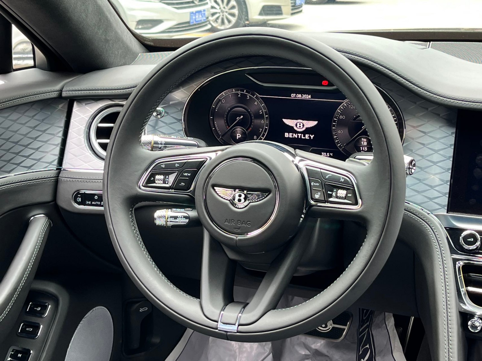 成都飞驰目前售价251万起 欢迎前来试驾