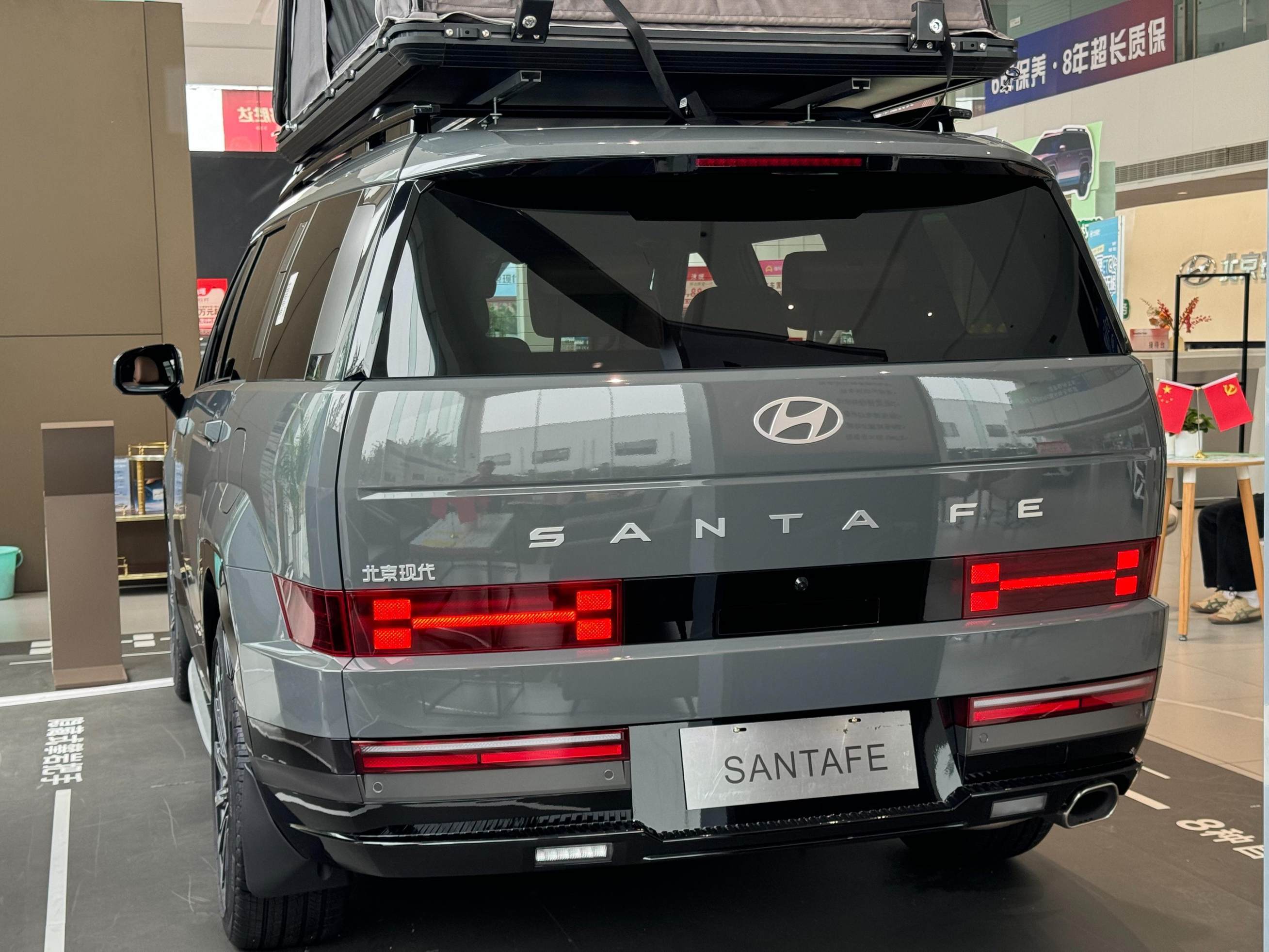 气场超越陆巡，外挂备胎+车顶行李箱，2024红杉实拍，新潮又大气