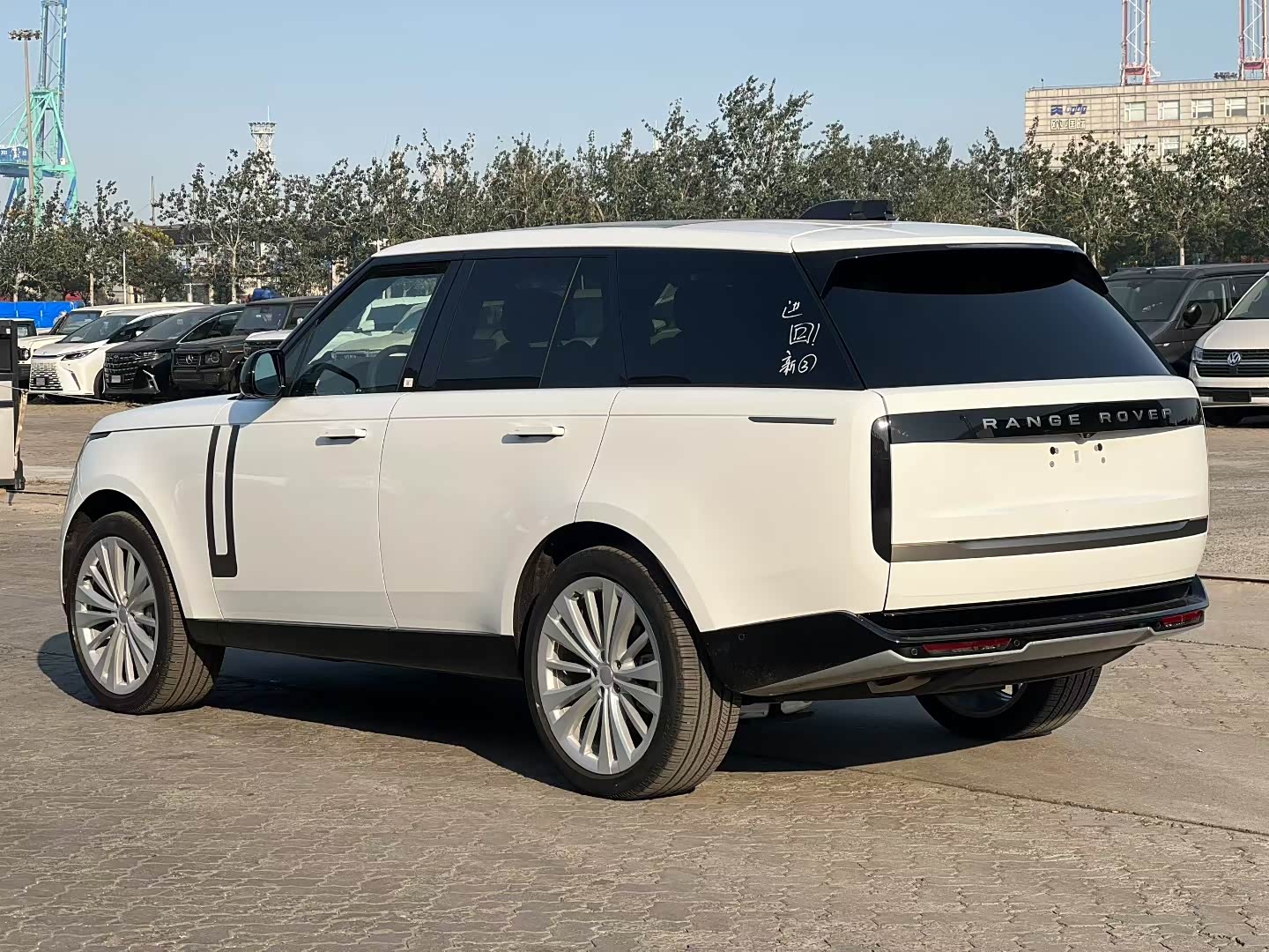 路虎揽胜行政版价格最低125万起售 欢迎前来试驾