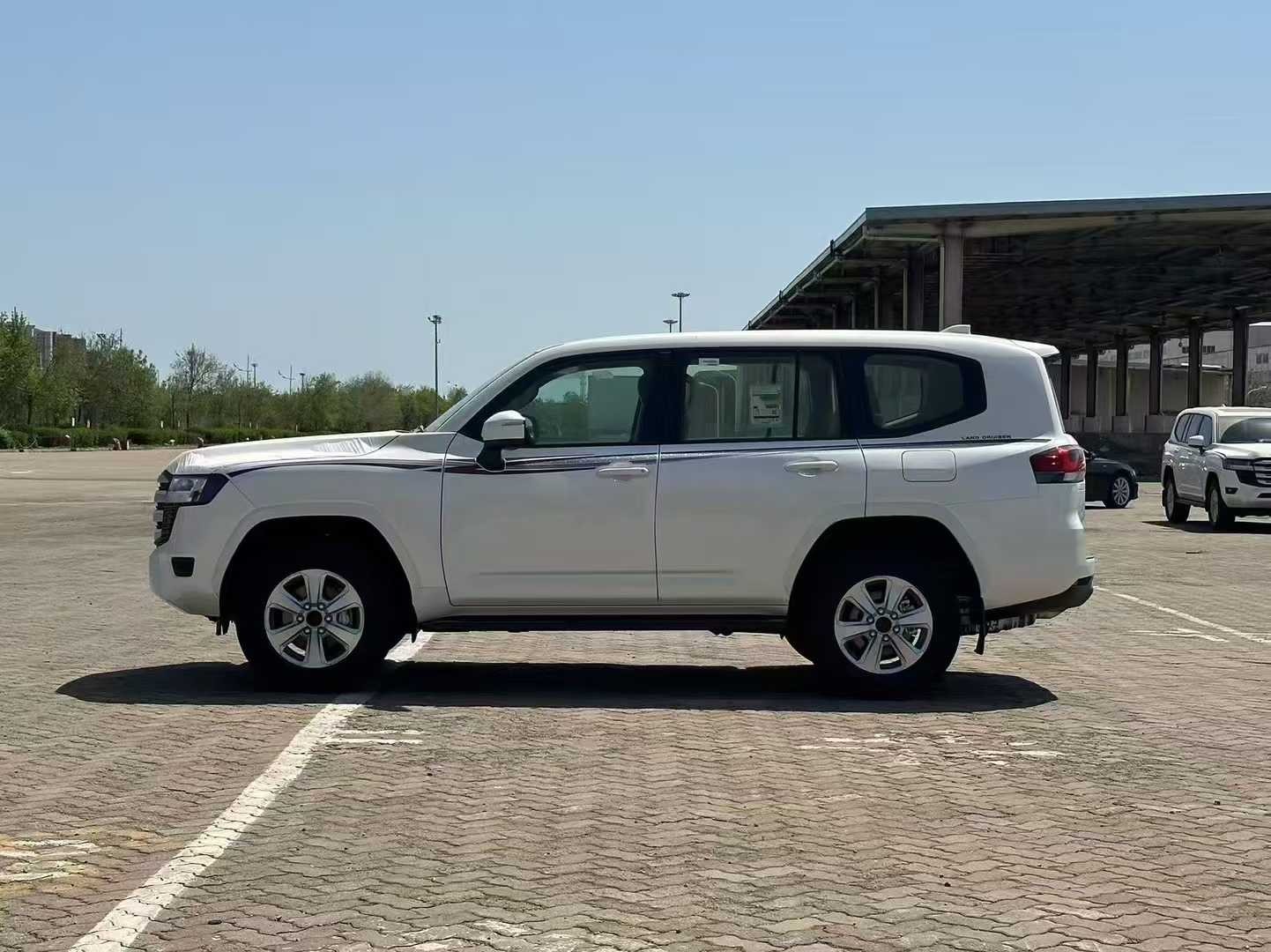 现购兰德酷路泽美规版享9万优惠 欢迎到店试驾