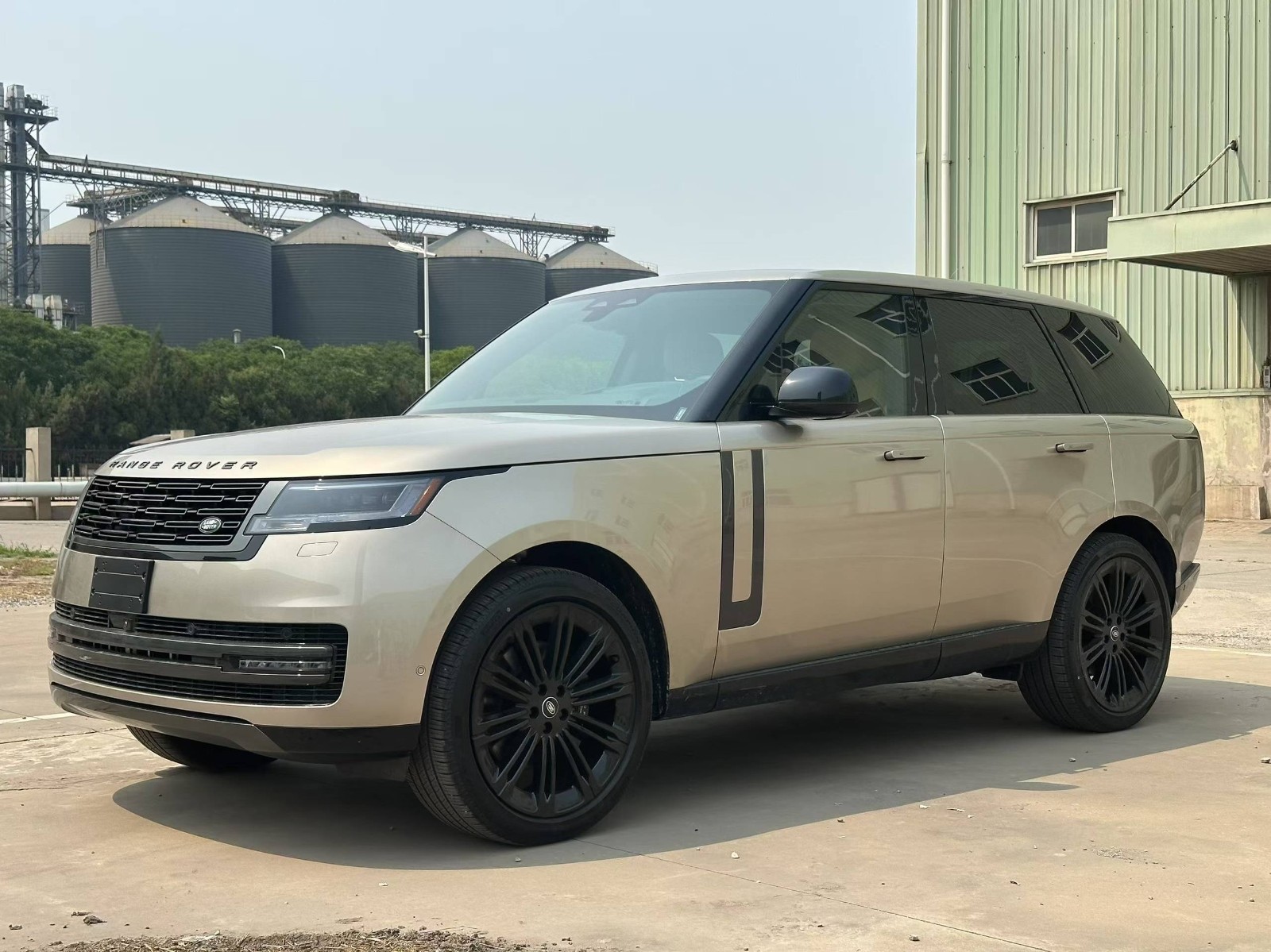 成都路虎揽胜价格最低141万起售