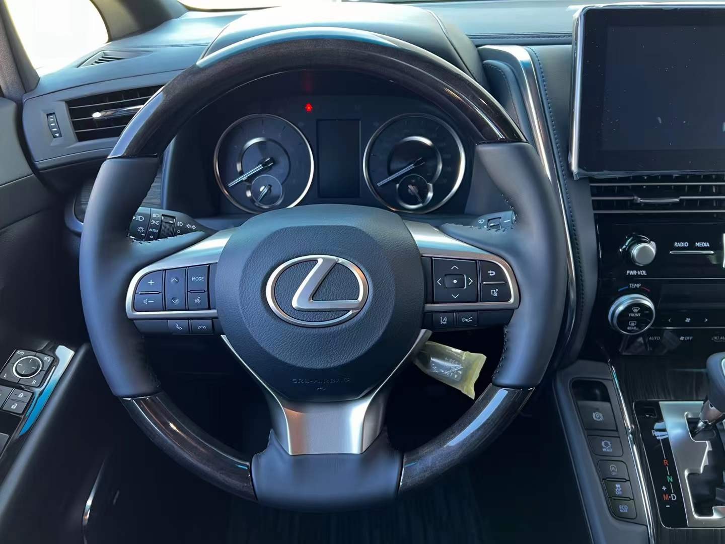 平行进口雷克萨斯LM亚洲版目前售价122万起 欢迎到店试驾