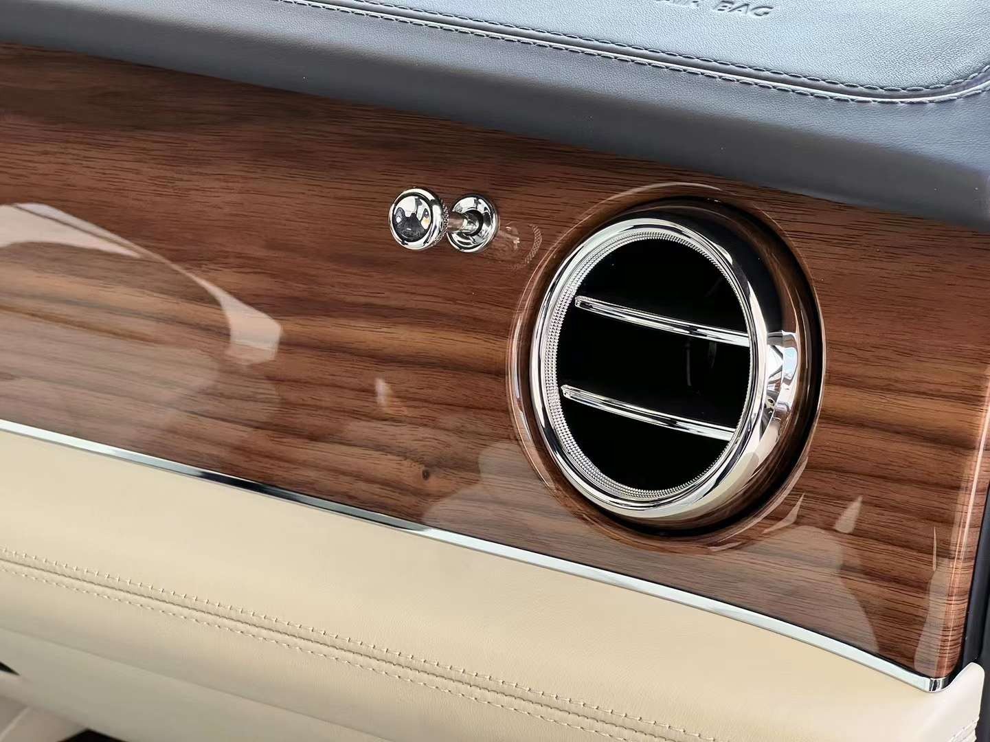 成都添越插电混动最低263.00万起售 暂无优惠