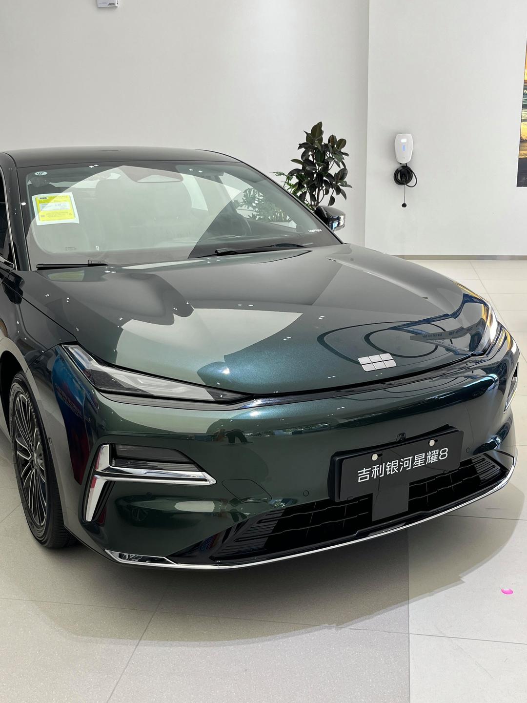 四驱中级电混轿车，吉利银河星耀7黑棚图首曝