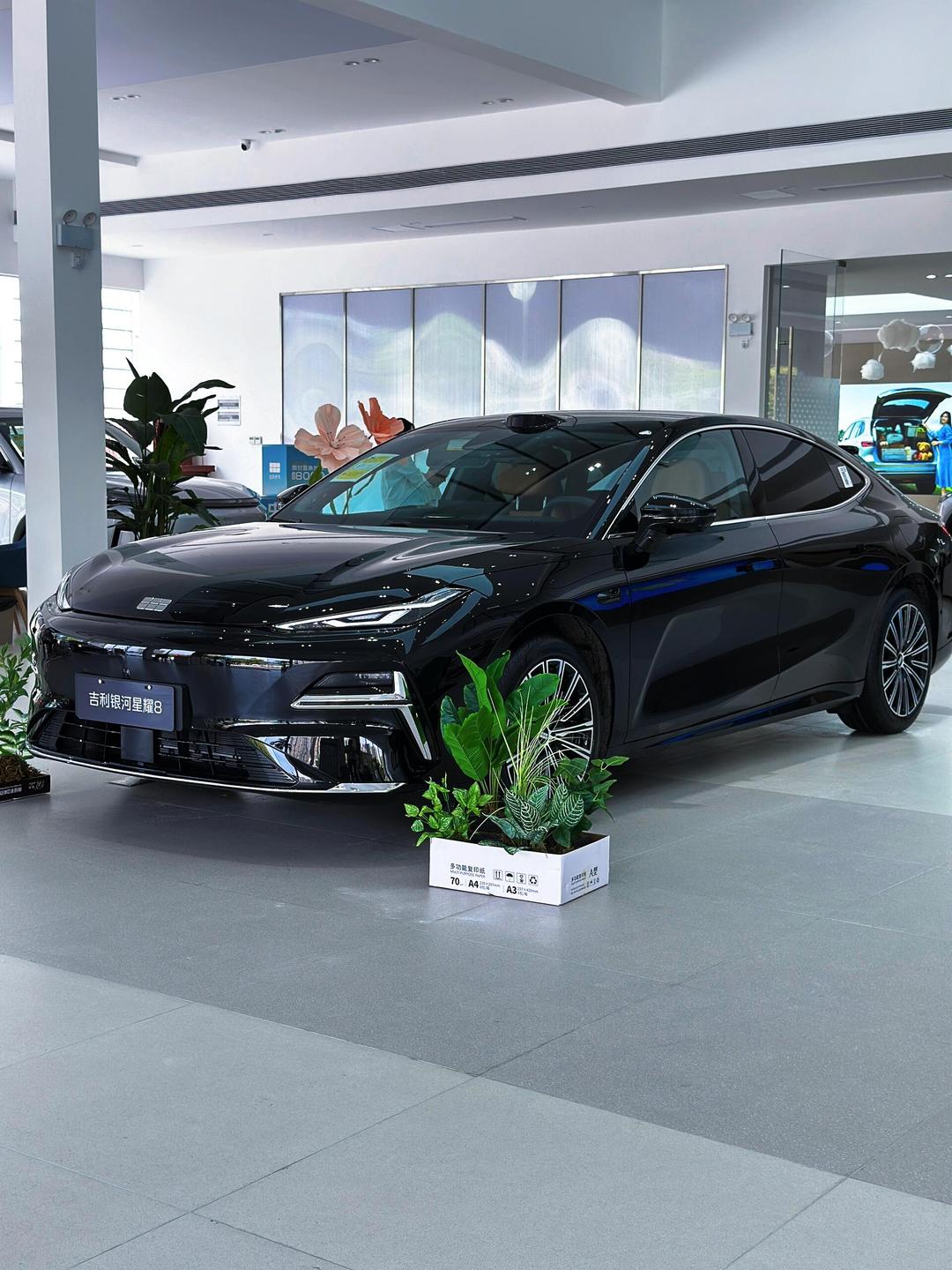 四驱中级电混轿车，吉利银河星耀7黑棚图首曝