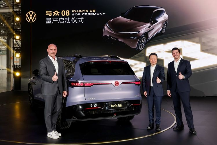 大众与小鹏首款合作车型与众08量产下线，今年上半年上市